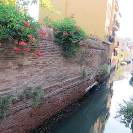 Charming Flat With Terrace Over The Canal Lägenhet Venedig Exteriör bild